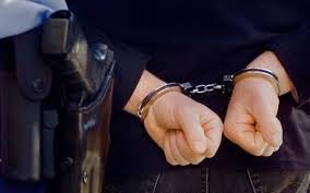 Μια του κλέφτη, δυο του κλέφτη, τρεις και τον τσακώσανε τον 44χρονο που άρπαξε 450 λίρες από γυναίκα στην Λαμία - Φωτογραφία 1