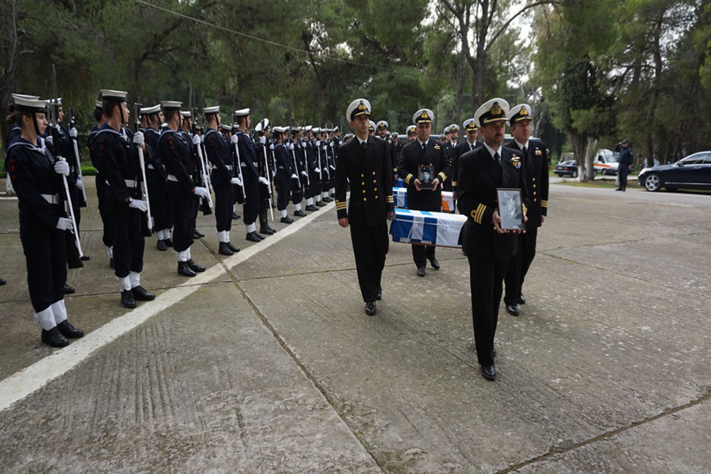 Στην Ελλάδα τα λείψανα των πέντε πεσόντων της ακταιωρού «ΦΑΕΘΩΝ» (ΦΩΤΟ) - Φωτογραφία 1