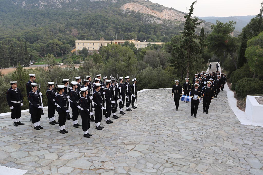 Στην Ελλάδα τα λείψανα των πέντε πεσόντων της ακταιωρού «ΦΑΕΘΩΝ» (ΦΩΤΟ) - Φωτογραφία 15