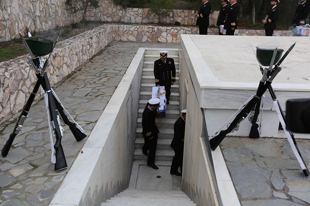 Στην Ελλάδα τα λείψανα των πέντε πεσόντων της ακταιωρού «ΦΑΕΘΩΝ» (ΦΩΤΟ) - Φωτογραφία 16