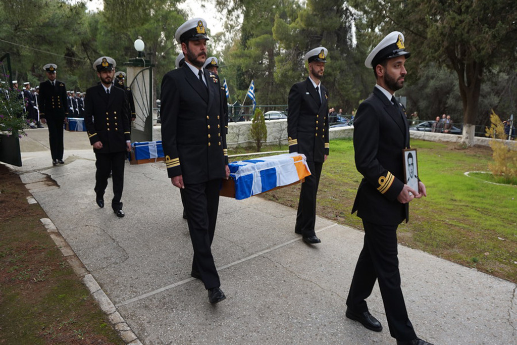 Στην Ελλάδα τα λείψανα των πέντε πεσόντων της ακταιωρού «ΦΑΕΘΩΝ» (ΦΩΤΟ) - Φωτογραφία 2