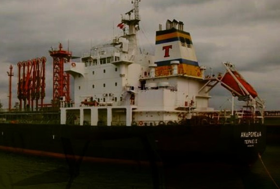 «Ωρολογιακή βόμβα» στο λιμάνι του Ηρακλείου με 410 τόνους εκρηκτικά! - Τι καταγγέλλει ο διαχειριστής της πλοιοκτήτριας εταιρείας του ΑΝΔΡΟΜΕΔΑ - Φωτογραφία 1