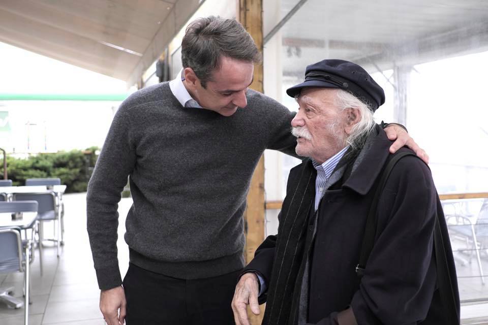 Ο Κυριάκος Μητσοτάκης συνάντησε τον Μανώλη Γλέζο καθ' οδόν για Πιερία - Φωτογραφία 3