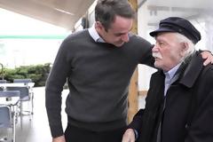 Ο Κυριάκος Μητσοτάκης συνάντησε τον Μανώλη Γλέζο καθ' οδόν για Πιερία