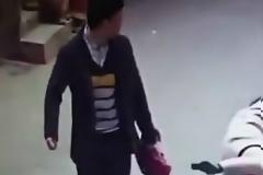 Ταξίδεψε 530 μίλια για να δείρει την πελάτισσα που έκανε παράπονα!