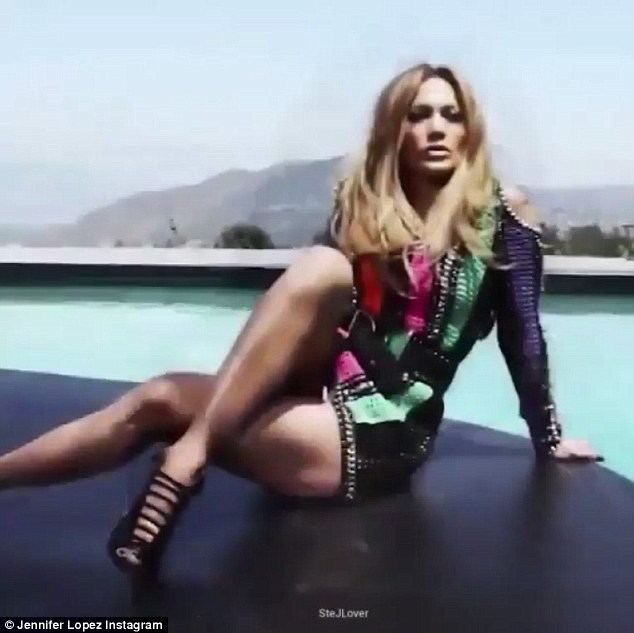 Η σέξι Jennifer Lopez ποζάρει για τη νέα καμπάνια με τον Giuseppe Zanotti - Φωτογραφία 2