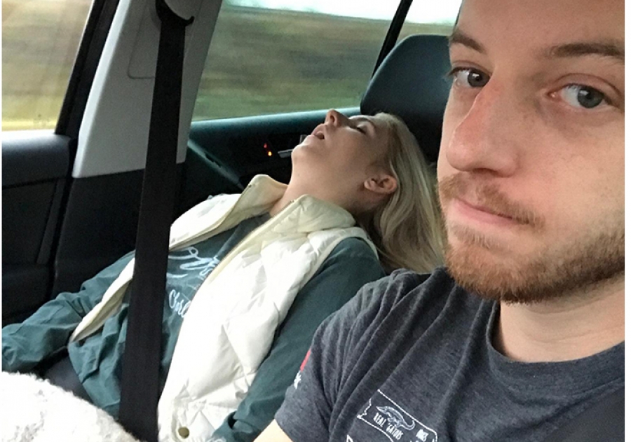 Οδηγός τραβάει φωτογραφίες την συνοδηγό γυναίκα του που συνεχώς... κοιμάται - Φωτογραφία 1