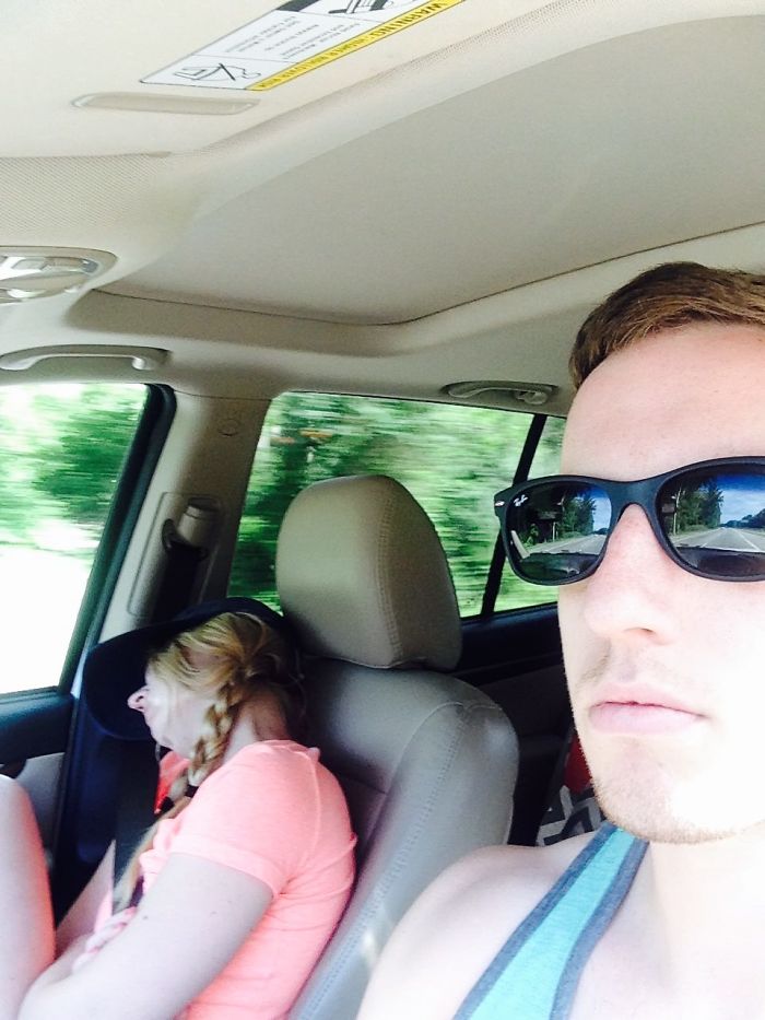 Οδηγός τραβάει φωτογραφίες την συνοδηγό γυναίκα του που συνεχώς... κοιμάται - Φωτογραφία 4
