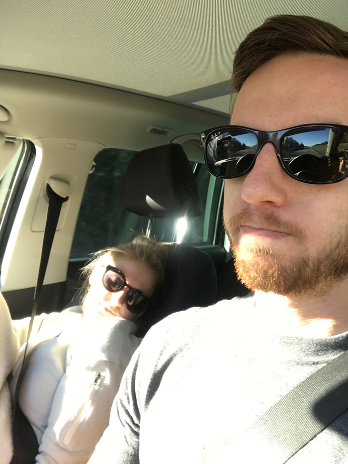 Οδηγός τραβάει φωτογραφίες την συνοδηγό γυναίκα του που συνεχώς... κοιμάται - Φωτογραφία 5