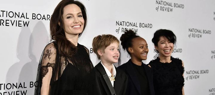 Η εντυπωσιακή εμφάνιση της Angelina Jolie με τις κόρες της στο κόκκινο χαλί! - Φωτογραφία 1