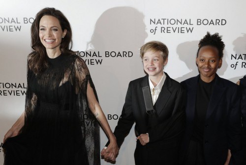Η εντυπωσιακή εμφάνιση της Angelina Jolie με τις κόρες της στο κόκκινο χαλί! - Φωτογραφία 2