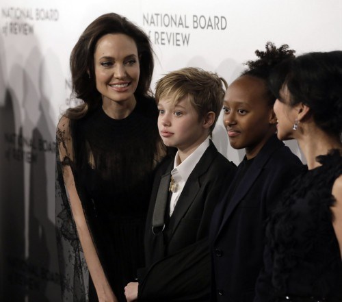 Η εντυπωσιακή εμφάνιση της Angelina Jolie με τις κόρες της στο κόκκινο χαλί! - Φωτογραφία 3