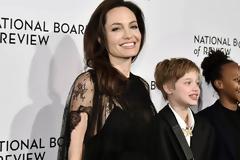 Η εντυπωσιακή εμφάνιση της Angelina Jolie με τις κόρες της στο κόκκινο χαλί!