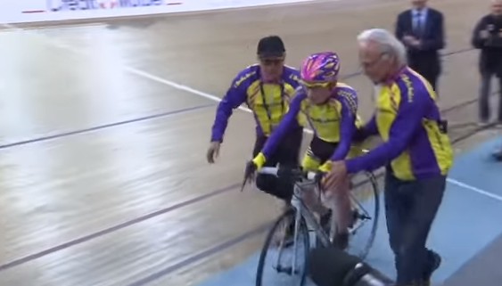 Ποδηλάτης αποσύρεται από την ενεργό δράση σε ηλικία… 106 ετών [video] - Φωτογραφία 1