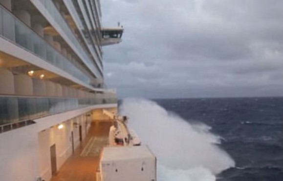 Η κρουαζιέρα του τρόμου: Πλοίο στο έλεος «κυκλώνα-βόμβα»! [video] - Φωτογραφία 1