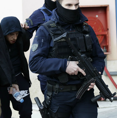 «Φαρ Ουέστ» έξω από την Τροχαία Αττικής: Αστυνομικός πυροβόλησε κατά κρατούμενου που προσπάθησε να αποδράσει (ΦΩΤΟ & ΒΙΝΤΕΟ) - Φωτογραφία 2