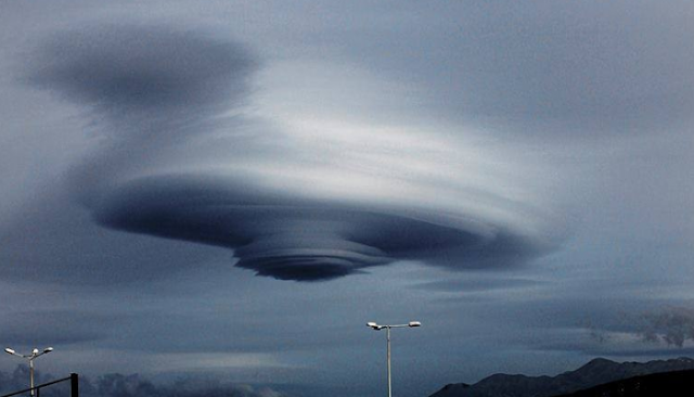 Φακοειδές σύννεφο που μοιάζει με UFO εμφανίστηκε στον ουρανό του Ρεθύμνου - Φωτογραφία 1