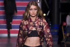 Το λαμπερό δέρμα της Gigi Hadid οφείλεται στα... ρούχα της