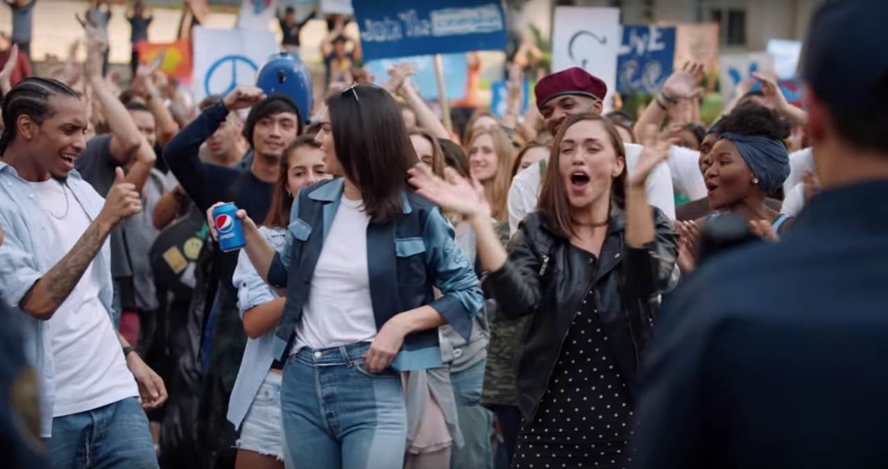 Η Pepsi επιστρατεύει τη Cindy Crawford για το νέο spot του Super Bowl! - Φωτογραφία 3