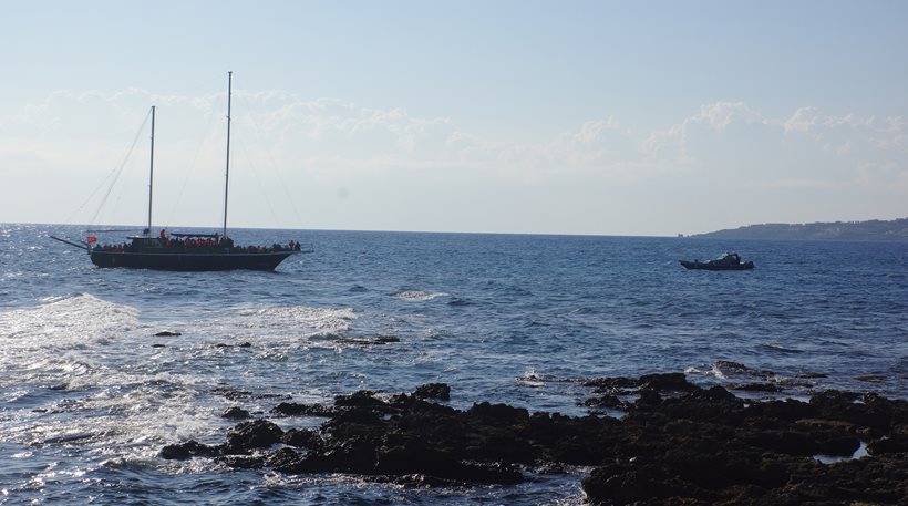 Κεφαλονιά: Σκάφος με 29 πρόσφυγες προσάραξε σε παραλία του νησιού εν μέσω καταιγίδας - Φωτογραφία 1