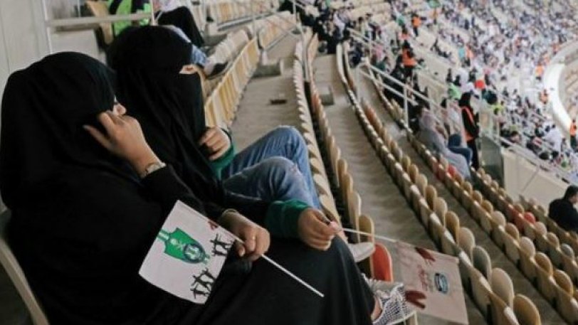 Επιτέλους. Γυναίκες είδαν ποδοσφαιρικό αγώνα στη Σαουδική Αραβία - Φωτογραφία 1