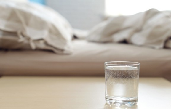 Oχι νερό από το ποτήρι που έχετε δίπλα σας τη νύχτα – Δείτε γιατί - Φωτογραφία 1