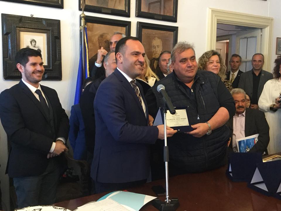 Ο Δήμος Μυκόνου τίμησε το Λιμενικό, την ΕΜΑΚ και εθελοντές για τη διάσωση των ναυαγών στο Τραγονήσι - Φωτογραφία 8