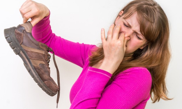 Παπούτσια που μυρίζουν άσχημα: Έξι εύκολες και γρήγορες λύσεις - Φωτογραφία 1