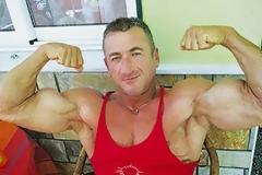 Αυτός είναι ο bodybuilderας φρουρός του Αρχιεπισκόπου [photos]