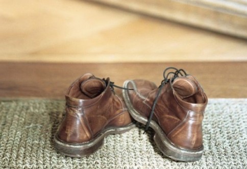 Τι να κάνετε για να μην γλιστράνε τα καινούρια σας παπούτσια - Φωτογραφία 1