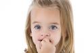 Τρεις συμβουλές για να σταματήσει το παιδί να τρώει τα νύχια του