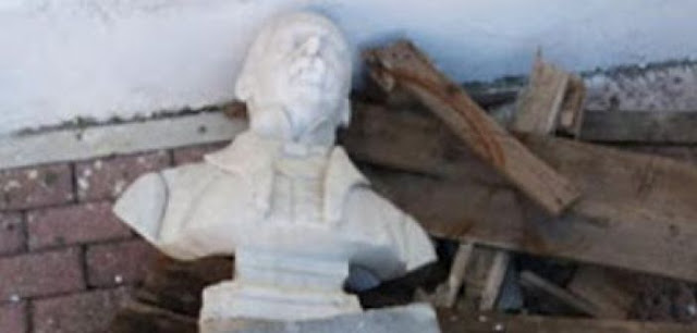 Μεσολόγγι: Άγνωστοι προκάλεσαν φθορές στην προτομή του Χαρίλαου Τρικούπη - Φωτογραφία 1