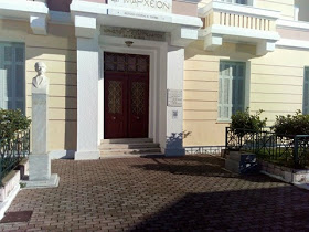 Μεσολόγγι: Άγνωστοι προκάλεσαν φθορές στην προτομή του Χαρίλαου Τρικούπη - Φωτογραφία 2
