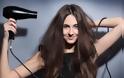 Πώς να κάνετε πιστολάκι στα μαλλιά χωρίς να καταστρέφονται οι τρίχες [video]