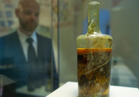 Το παλαιότερο κλειστό μπουκάλι κρασιού παραμένει σφραγισμένο από τον 4ο αιώνα [photos] - Φωτογραφία 1