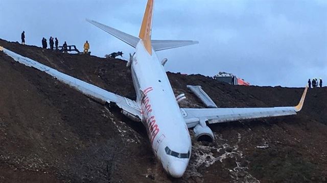 Απίστευτες εικόνες στην Τουρκία: Αεροπλάνο γλίστρησε στον γκρεμό! - Φωτογραφία 1