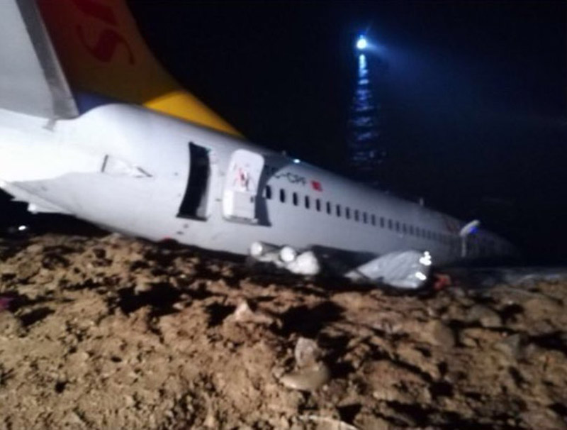 Απίστευτες εικόνες στην Τουρκία: Αεροπλάνο γλίστρησε στον γκρεμό! - Φωτογραφία 4