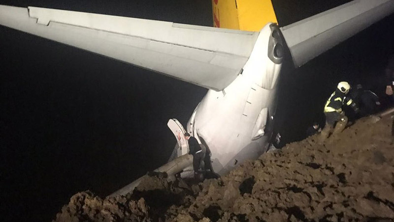 Απίστευτες εικόνες στην Τουρκία: Αεροπλάνο γλίστρησε στον γκρεμό! - Φωτογραφία 7