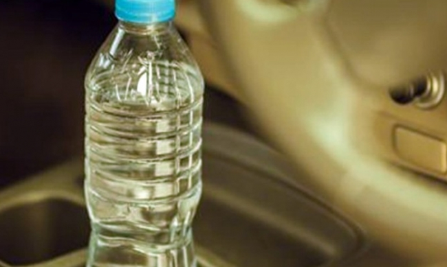 Δεν πάει ο νους σας: Δείτε γιατί δεν πρέπει ποτέ να αφήνουμε πλαστικά μπουκάλια στο αυτοκίνητο - Φωτογραφία 1