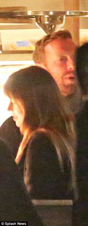 Dakota Johnson & Chris Martin: Οι πρώτες φωτογραφίες που επιβεβαιώνουν τη σχέση τους! - Φωτογραφία 4