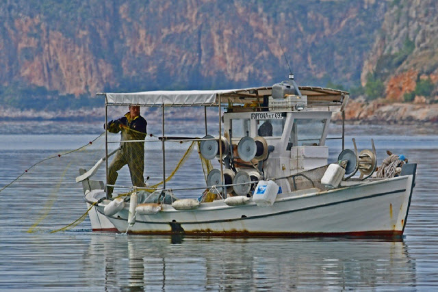 Ωρες αγωνίας ζουν οι οικογένειες δύο ψαράδων, οι οποίοι αγνοούνται το μεσημέρι της Κυριακής, στη Μικρή Βόλβη Θεσσαλονίκης. - Φωτογραφία 1
