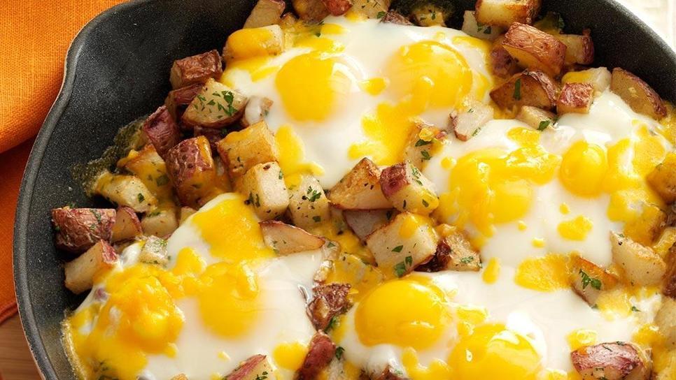 Αυγά μάτια στο φούρνο με πατάτες και τυρί. - Φωτογραφία 1