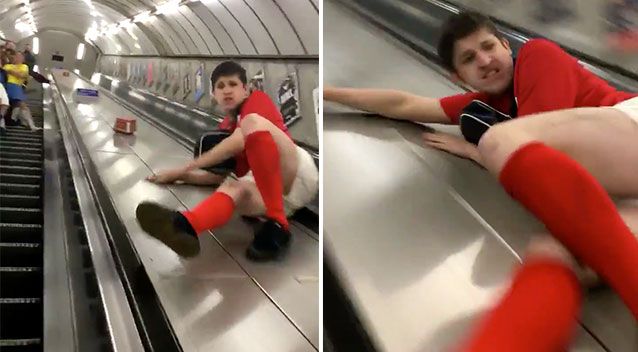 Το βίντεο με το νεαρό να χτυπάει στις κυλιόμενες σκάλες γίνεται viral με 25 εκατομμύρια views - Φωτογραφία 1