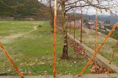 Ξήλωσαν και πήραν το συρματόπλεγμα από την περίφραξη του γηπέδου ΜΠΑΜΠΙΝΗΣ (ΦΩΤΟ)