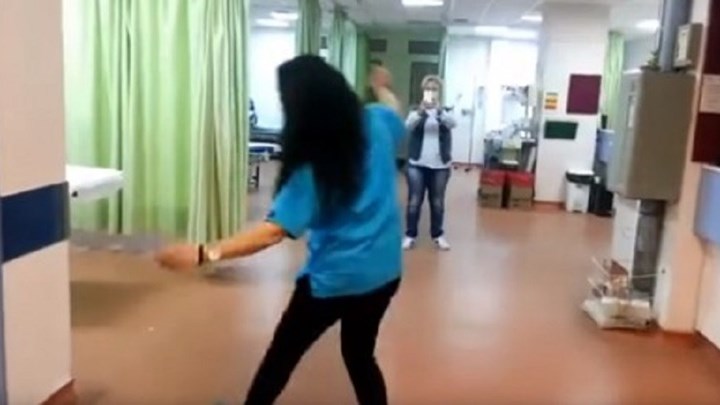 Απίστευτοι νοσηλευτές και γιατροί! Το έριξαν στις ζειμπεκιές στα επείγοντα του νοσοκομείου Μυτιλήνης [video] - Φωτογραφία 1