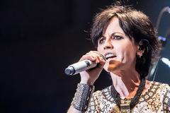 Άγνωστα τα αίτια του θανάτου της Dolores O'Riordan - «Ήταν βυθισμένη σε κατάθλιψη» λένε φίλοι της