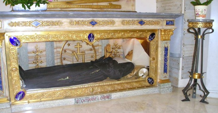 Η Αγία Αικατερίνη πέθανε το 1876 – Όταν όμως την ξέθαψαν και είδαν το σώμα της όλοι μίλησαν για... - Φωτογραφία 1