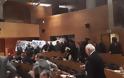 Ντου μελών της Χρυσής Αυγής στο δημοτικό συμβούλιο Θεσσαλονίκης