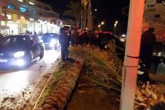 Αυτοκίνητο ξερίζωσε φοίνικες στην παραλιακή του Ηρακλείου