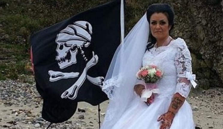 Ανήκουστο: 45χρονη παντρεύτηκε... φάντασμα, επειδή βαρέθηκε τους άνδρες! - Φωτογραφία 1